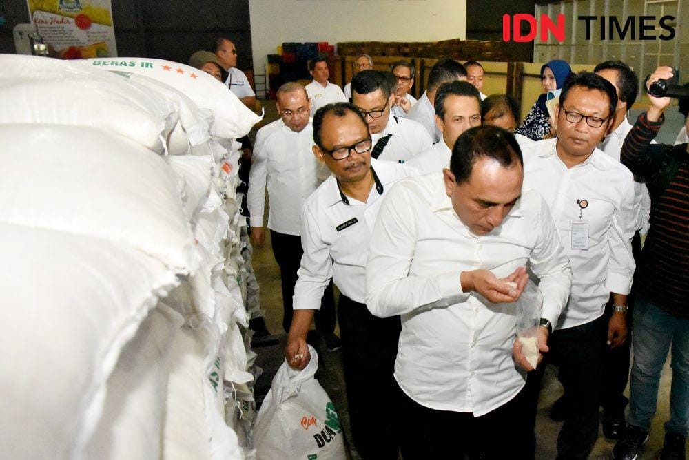 Gubernur Sumut Edy Rahmayadi saat melakukan peninjauan di pasar tradisional di Kota Medan (IDN Times/Prayugo utomo)