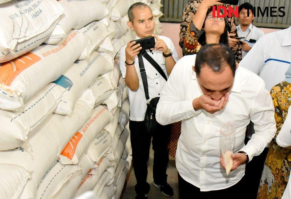 Gubernur Sumut Edy Rahmayadi saat melakukan peninjauan di pasar tradisional di Kota Medan (IDN Times/Prayugo utomo)