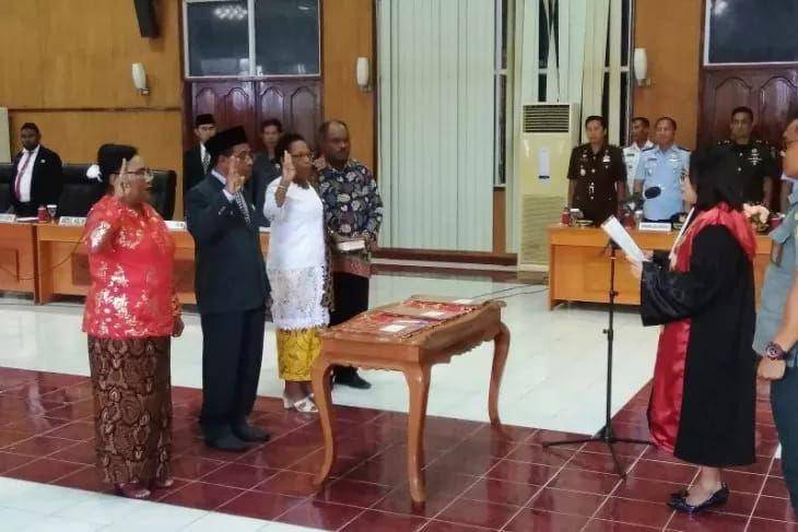 Ketua DPRD Biak Numfor Milka Rumaropen (PDIP), Adrianus Mambobo (NasDem), dan Aneta Kbarek (Golkar) mengucapkan sumpah dan janji jabatan periode 2019—2024 yang dipimpin oleh Ketua Pengadilan Negeri Biak Helmin Somalay (kanan). (ANTARA/Muhsidin)