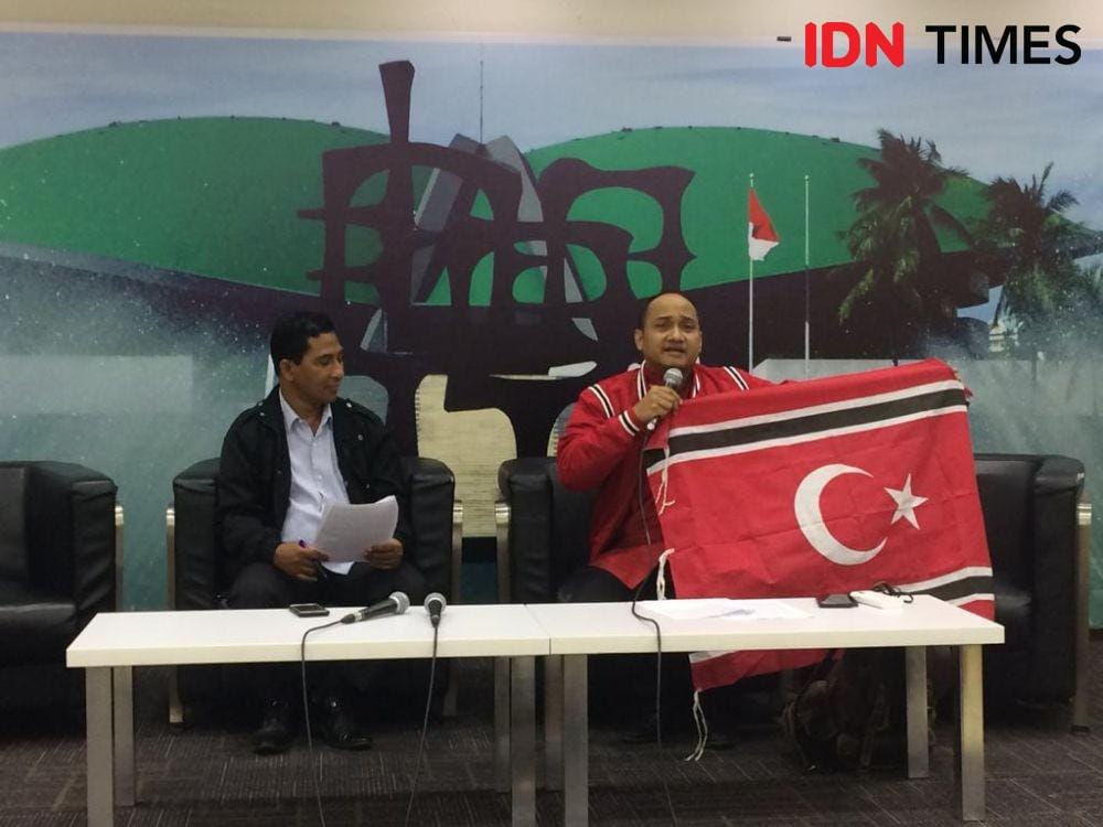 Senator DPD RI Aceh Fachrul Razi memegang bendera lokal Aceh di Kompleks Parlemen DPR, Jakarta, Rabu (4/12). (IDN Times/Irfan Fathurohman)