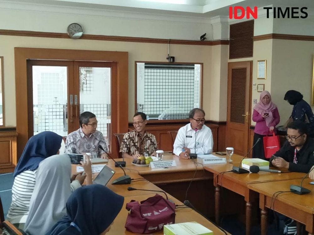 Kementerian Kesehatan memberikan informasi terkait Kejadian Luar Biasa (KLB) Hepatitis A di SMPN 20 Depok, di Gedung Adhyatma Kemenkes, Rabu (4/12). (IDN Times/Dini Suciatiningrum)