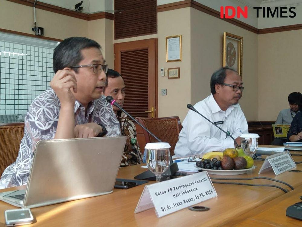 Ketua PB Perhimpunan Peneliti Hati Indonesia Dr. dr. Irsan Hasan, Sp.PD, KGEH menjelaskan informasi penyakit hepatitis A di Gedung Adhyatma Kemenkes, Rabu (4/12). (IDN Times/Dini Suciatiningrum)