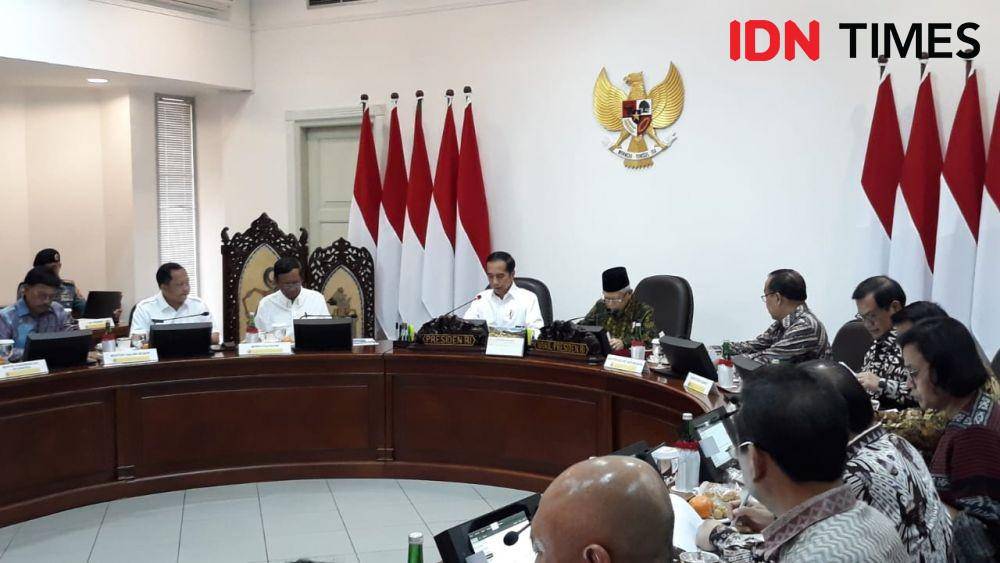 Presiden Jokowi dan Wakil Presiden Ma'ruf Amin memimpin rapat terbatas di Kantor Presiden, Jakarta Pusat, Rabu 4 Desember 2019. (IDN Times/Teatrika Handiko Putri)
