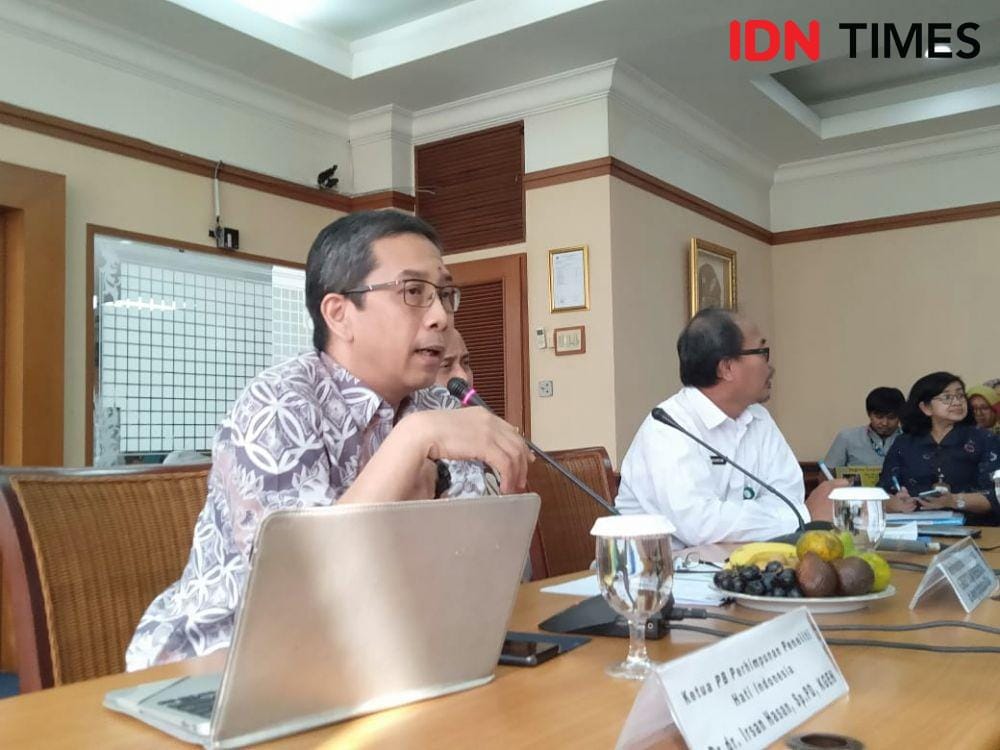 Ketua PB Perhimpunan Peneliti Hati Indonesia Dr. dr. Irsan Hasan, Sp.PD, KGEH menjelaskan informasi penyakit hepatitis A di Gedung Adhyatma Kemenkes, Rabu (4/12). (IDN Times/Dini Suciatiningrum)