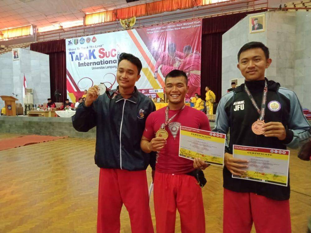 Serda Alhadid (tengah) berhasil meraih emas kejuaraan Tapak Suci Internasional di Lampung (Dok.IDN Times/istimewa)