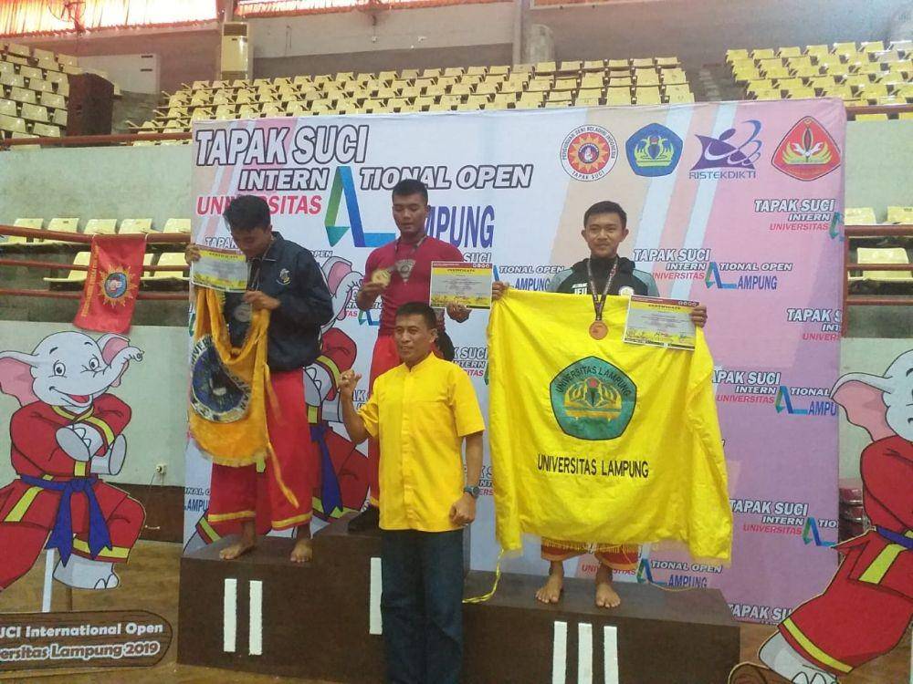 Serda Alhadid (tengah) berhasil meraih emas kejuaraan Tapak Suci Internasional di Lampung (Dok.IDN Times/istimewa)