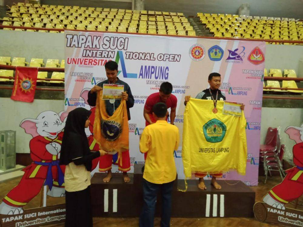 Serda Alhadid (tengah) berhasil meraih emas kejuaraan Tapak Suci Internasional di Lampung (Dok.IDN Times/istimewa)