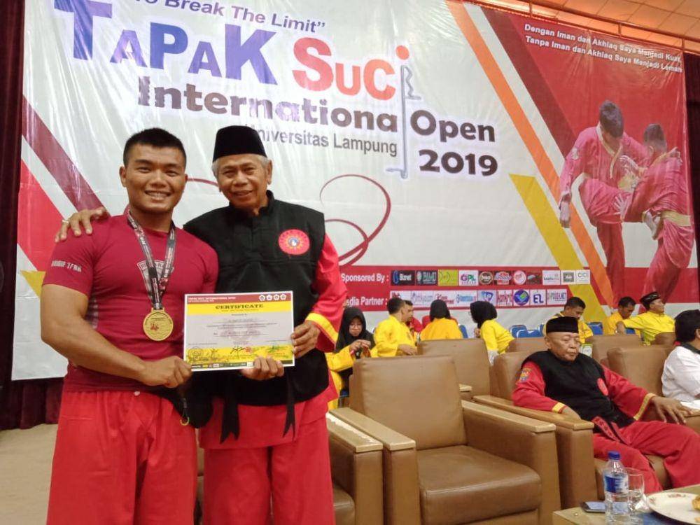 Serda Alhadid (tengah) berhasil meraih emas kejuaraan Tapak Suci Internasional di Lampung (Dok.IDN Times/istimewa)