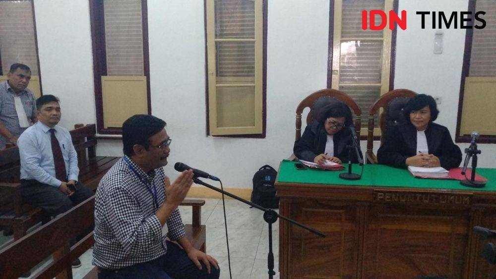 Djarot Syaiful Hidayat saat hadir di Pengadilan (IDN Times/Fadly Syahputra)