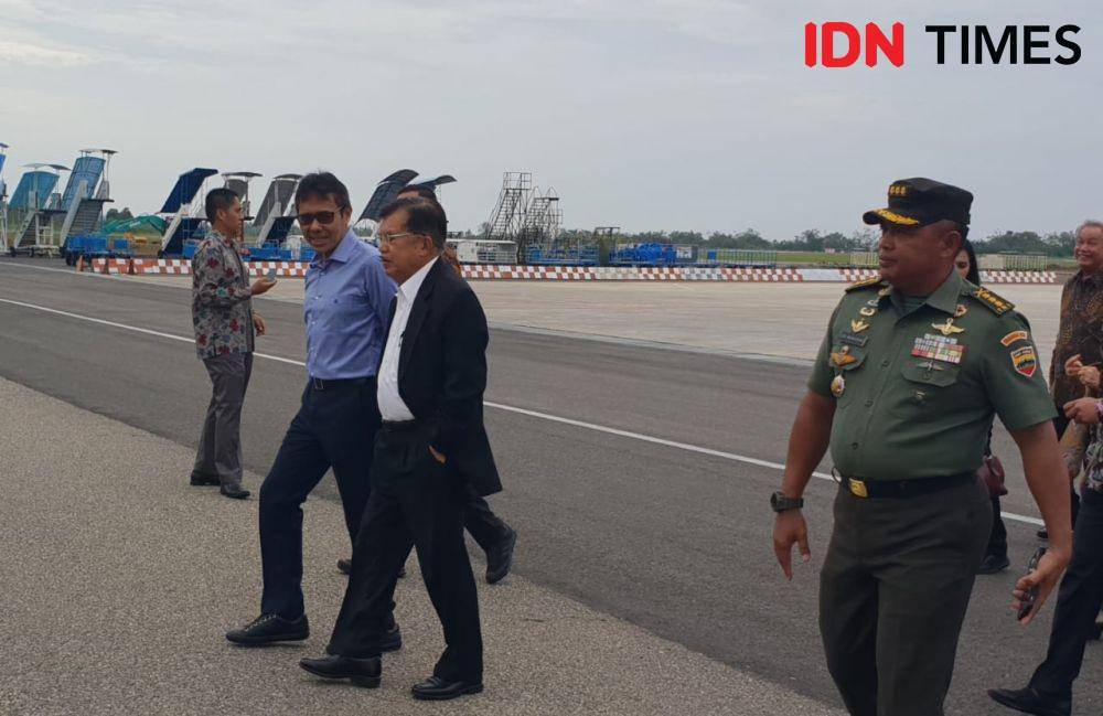Jusuf Kalla mendarat di Bandara Minangkabau, Padang, disambut Gubernur Irwan Prayitno, 5 Desember 2019 (IDN Times/Uni Lubis)