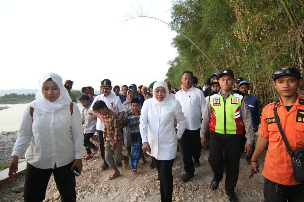 Gubernur Jatim, Khofifah Indar Parawansa saat menyusuri sungai. Dok. Humas Pemprov Jatim