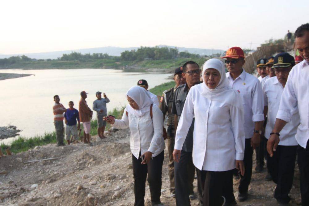 Gubernur Jatim, Khofifah Indar Parawansa saat menyusuri sungai. Dok. Humas Pemprov Jatim