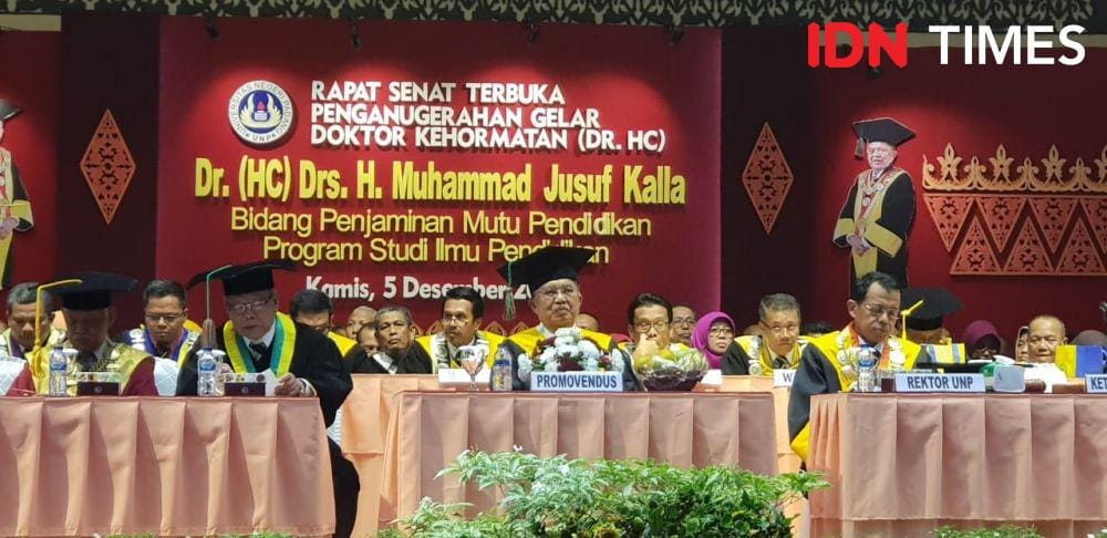 Testimoni rektor terhadap gelar Doktor HC dari Universitas Negeri Padang untuk Jusuf Kalla, 5 Desember 2019 (IDN Times/Uni Lubis)