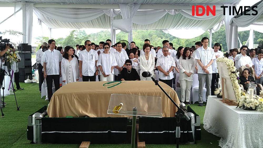 Prosesi pemakaman Ir Ciputra di pemakaman keluarga, Jonggol, Bogor, Jawa Barat, Kamis (5/12). (IDN Times/Helmi Shemi)