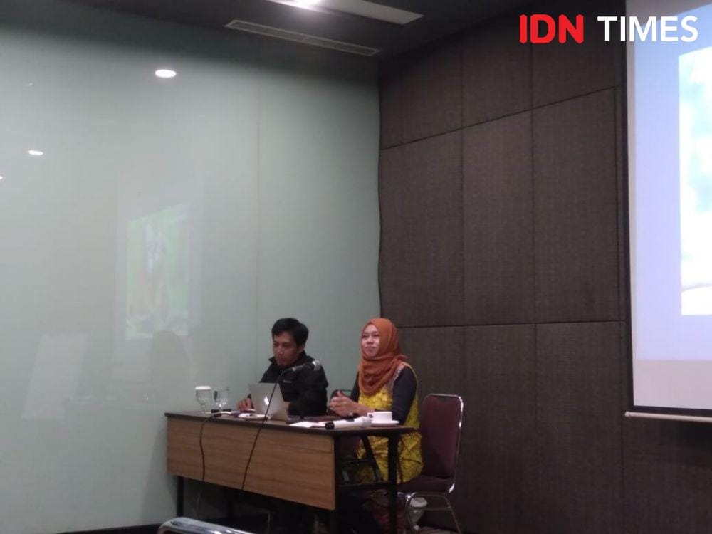 Annisa Rahmawati, Juru Kampanye Hutan Greenpeace, Rully Yuliardi, Juru Kampanye Media Greenpeace. (IDN Times/Lia Hutasoit)