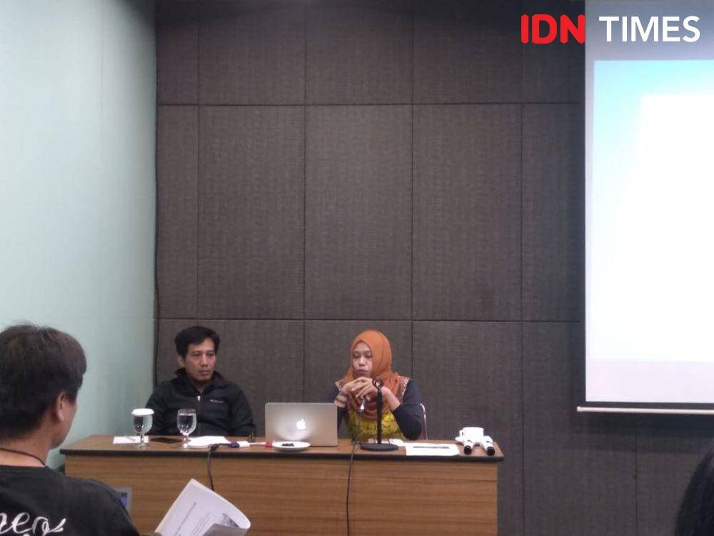 Annisa Rahmawati, Juru Kampanye Hutan Greenpeace, Rully Yuliardi, Juru Kampanye Media Greenpeace. (IDN Times/Lia Hutasoit)