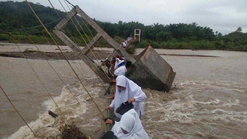 Para pelajar harus menyabung nyawa melintasi jembatan darurat di Desa Sabahotang (dok. ALi Jumro Hasibuan)