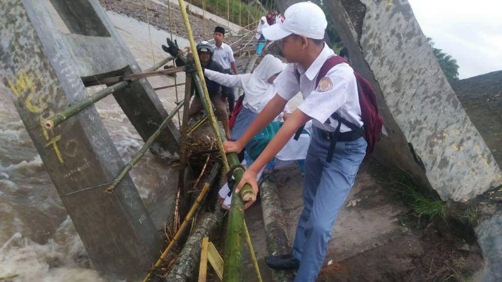 Para pelajar harus menyabung nyawa melintasi jembatan darurat di Desa Sabahotang (dok. ALi Jumro Hasibuan)