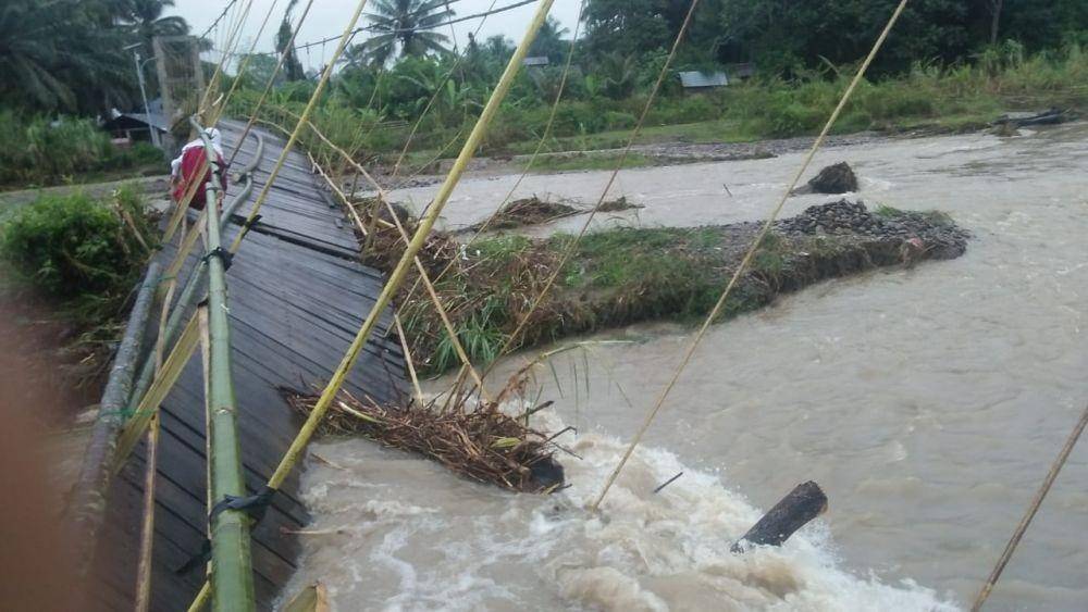 Jembatan Desa Sabahotang yang roboh (dok Ali Jumro Hasibuan)