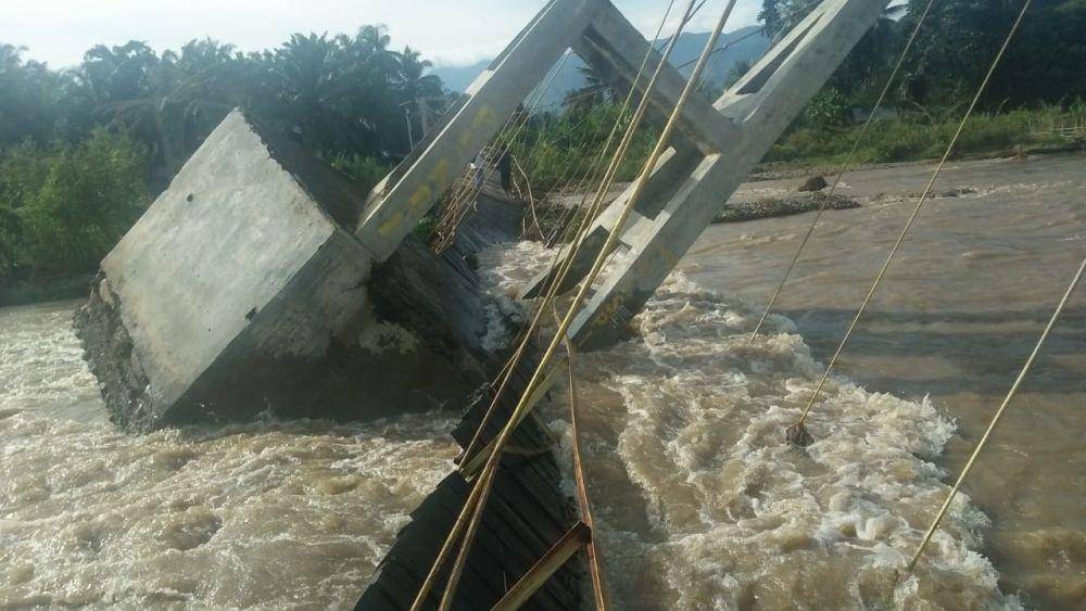 Jembatan Desa Sabahotang yang roboh diterjang derasnya air Sungai Barumun, Padang Lawas (dok Ali Jumro Hasibuan)
