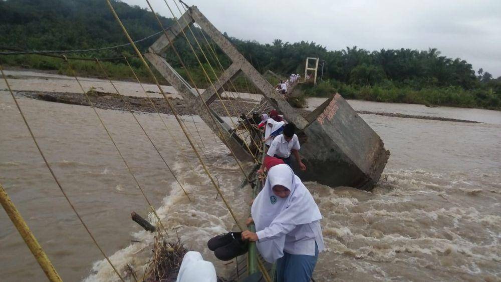 Para pelajar harus menyabung nyawa melintasi jembatan darurat di Desa Sabahotang (dok. ALi Jumro Hasibuan)