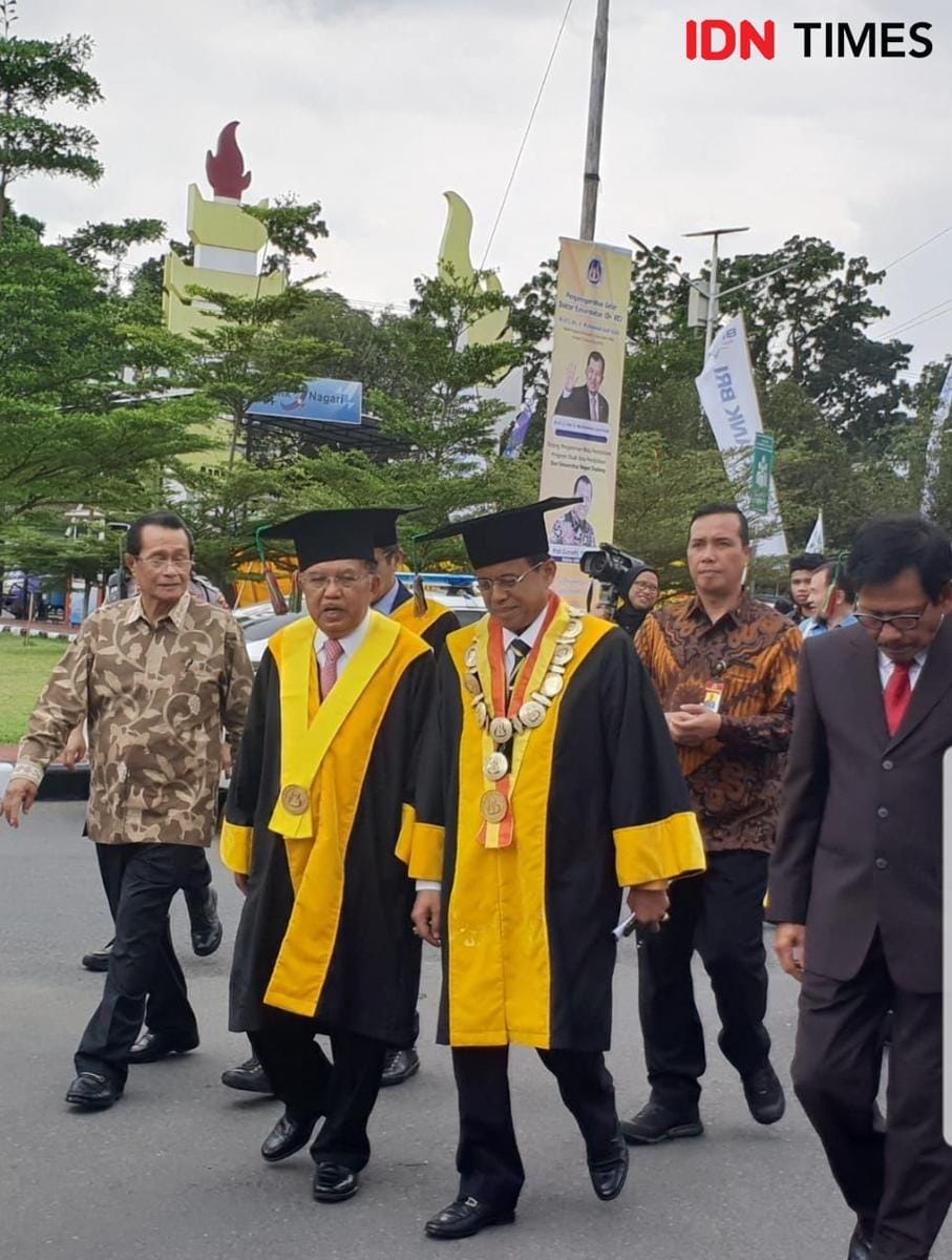 Jusuf Kalla usai menerima anugerah Doktor Honoris Causa dari Universitas Negeri Padang, Kamis, 5 Desember 2019. IDN Times/Uni Lubis