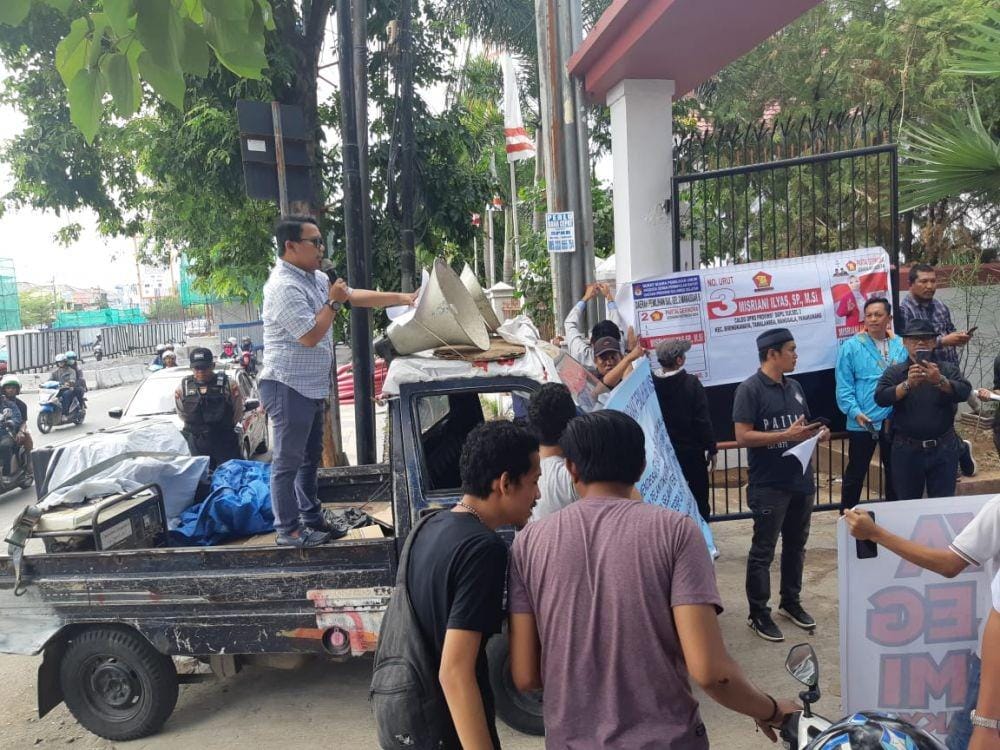 Demonstrasi di depan Kantor KPU Sulsel. Dok. IDN Times/Istimewa