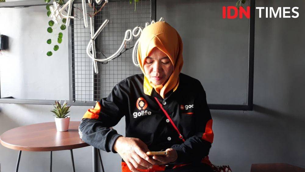 Bu Suparmi, Mitra Go Clean saat Diwawancai untuk Campaign AkuPerempuan di Surabaya. 1 Desember 2019. IDN Times/Fajar Laksmita