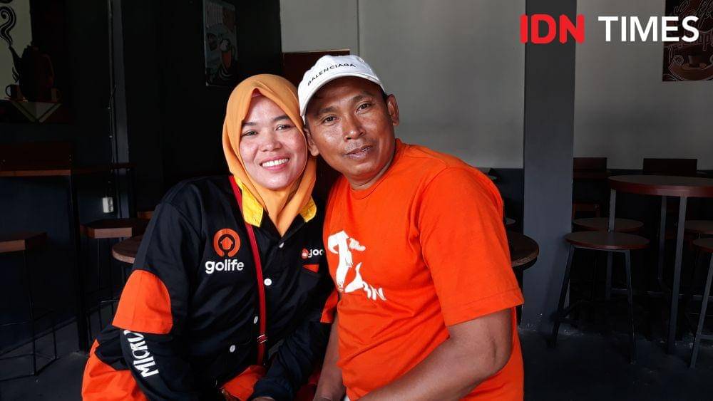 Bu Suparmi dan suami, Mitra Go Clean saat Diwawancai untuk Campaign AkuPerempuan di Surabaya. 1 Desember 2019. IDN Times/Fajar Laksmita
