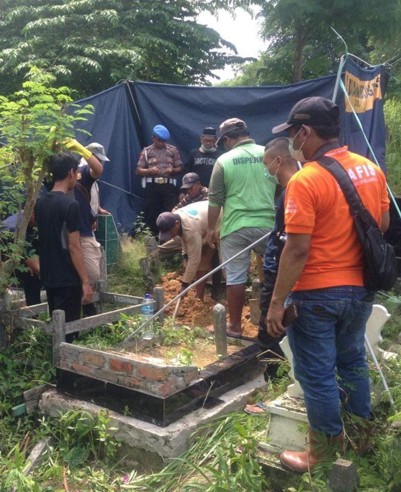 Makam Bripda Budhi Setiawan dibongkar untuk dilakukan autopsi (Dok.IDN Times/Istimewa)