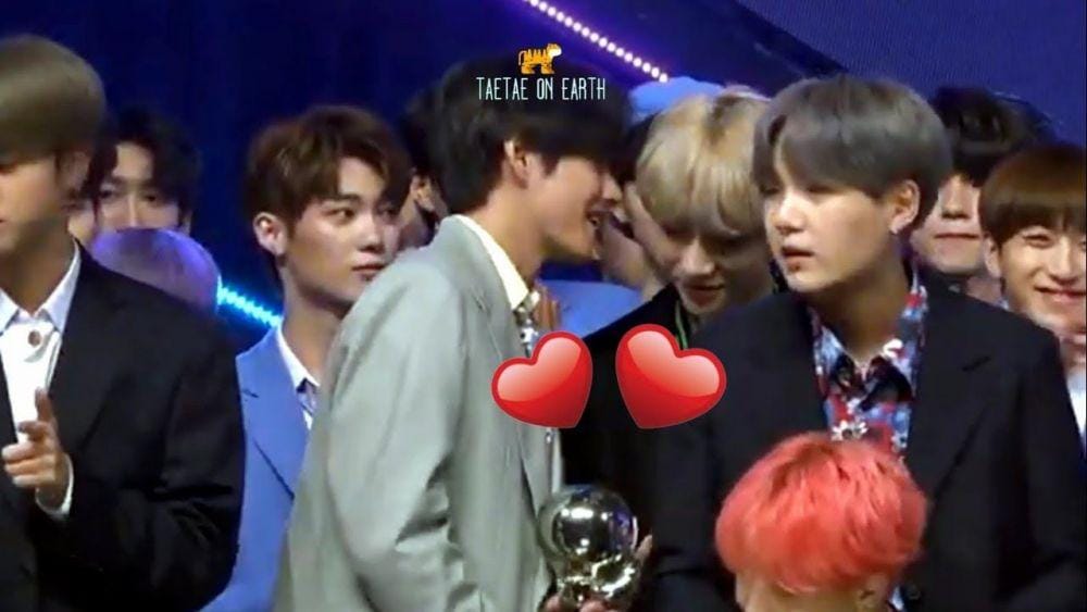 Beomgyu dan V tertangkap kamera saat berada di acara musik. pinimg.com