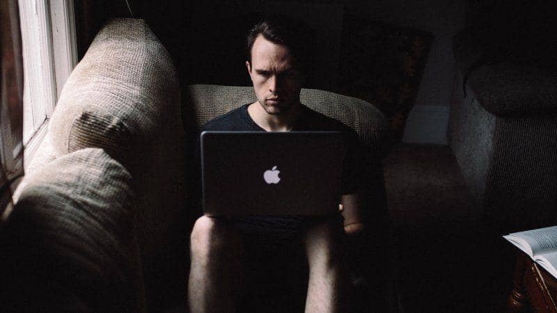 Ilustrasi seorang laki-laki melihat ke layar laptopnya. unsplash.com/Andrew Neel