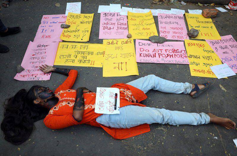 Seorang pelajar berbaring di jalan saat ia berpura-pura mati dalam protes atas dugaan perkosaan dan pembunuhan seorang perempuan berusia 27 tahun di Kolkata, India, pada 2 Desember 2019. ANTARA FOTO/REUTERS/Rupak De Chowdhuri