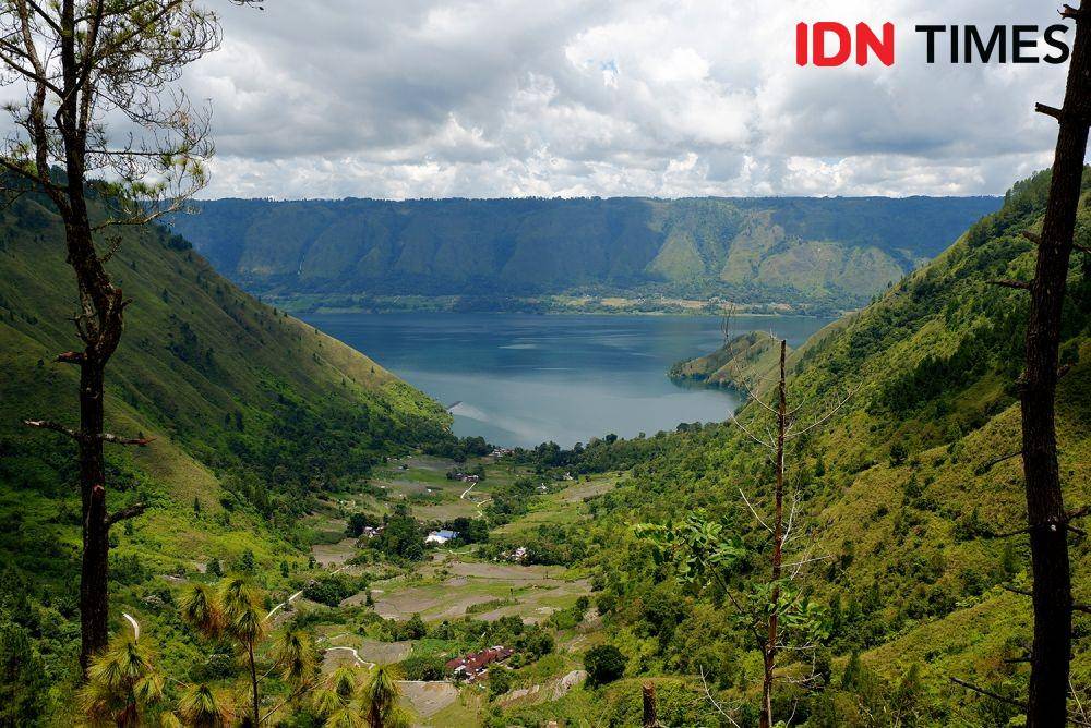 Panorama Danau Toba dari The Kaldera Toba Nomadic Escape, Toba Samosir (IDN Times/Prayugo Utomo)