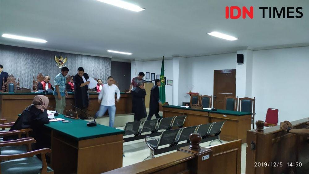 Danny Pomanto hadir sebagai saksi dalam sidang perdana dugaan korupsi dana hibah Pilkada Makassar di PN Makassar, Kamis (5/12) / Sahrul Ramadan