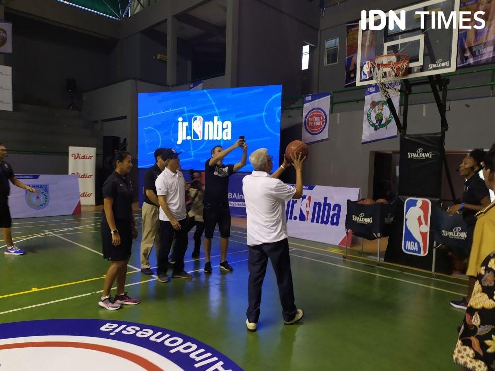 Kegiatan pelatihan program Jr NBA Gor Dempo Jakabaring Sport City (JSC) Palembang, Kamis (5/12) (IDN Times/Feny Maulia Agustin)