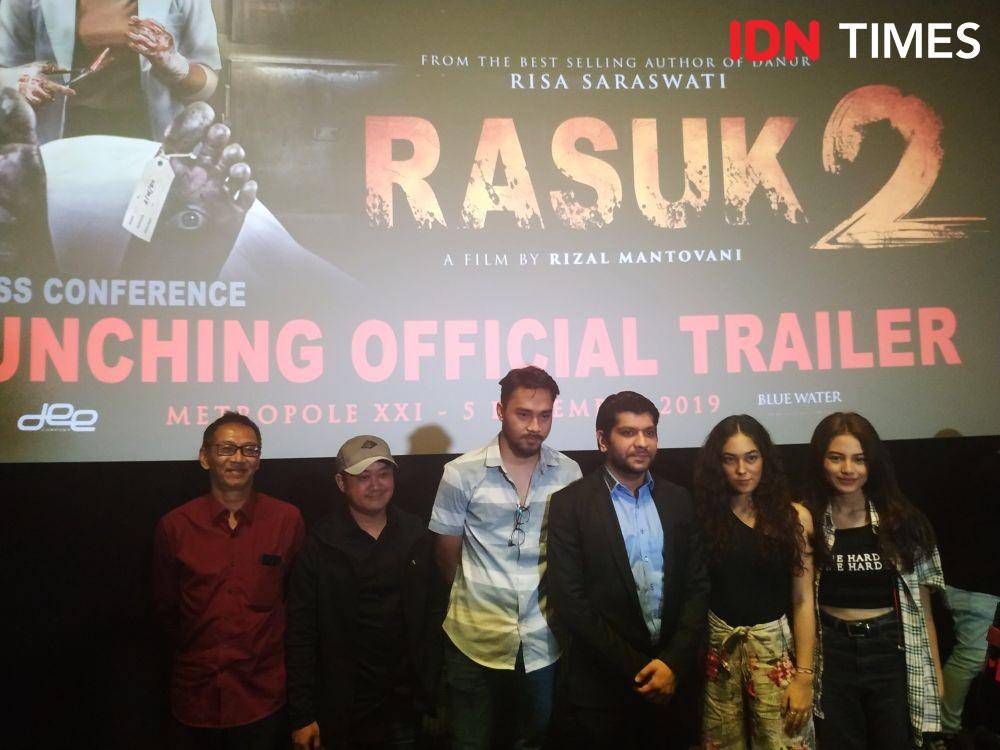 Jajaran sutradara, produser, dan para pemain dalam preskon dan peluncuruan trailer film Rasuk 2, di Metropole XXI, Jakarta. IDN Times/Erfah Nanda