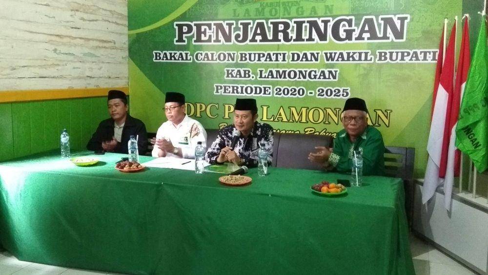 Sekda Kabupaten Lamongan Yuhronur Efendi saat mendaftarkan diri maju sebagai Bacabup di PPP. IDN Times/Imron