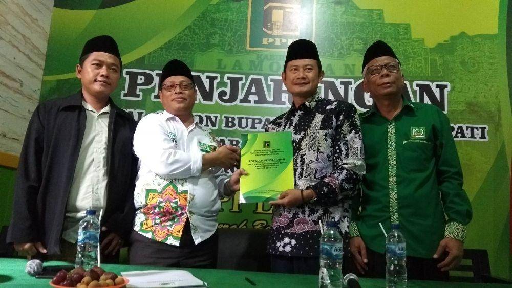 Sekda Kabupaten Lamongan Yuhronur Efendi saat mendaftarkan diri maju sebagai Bacabup di PPP. IDN Times/Imron