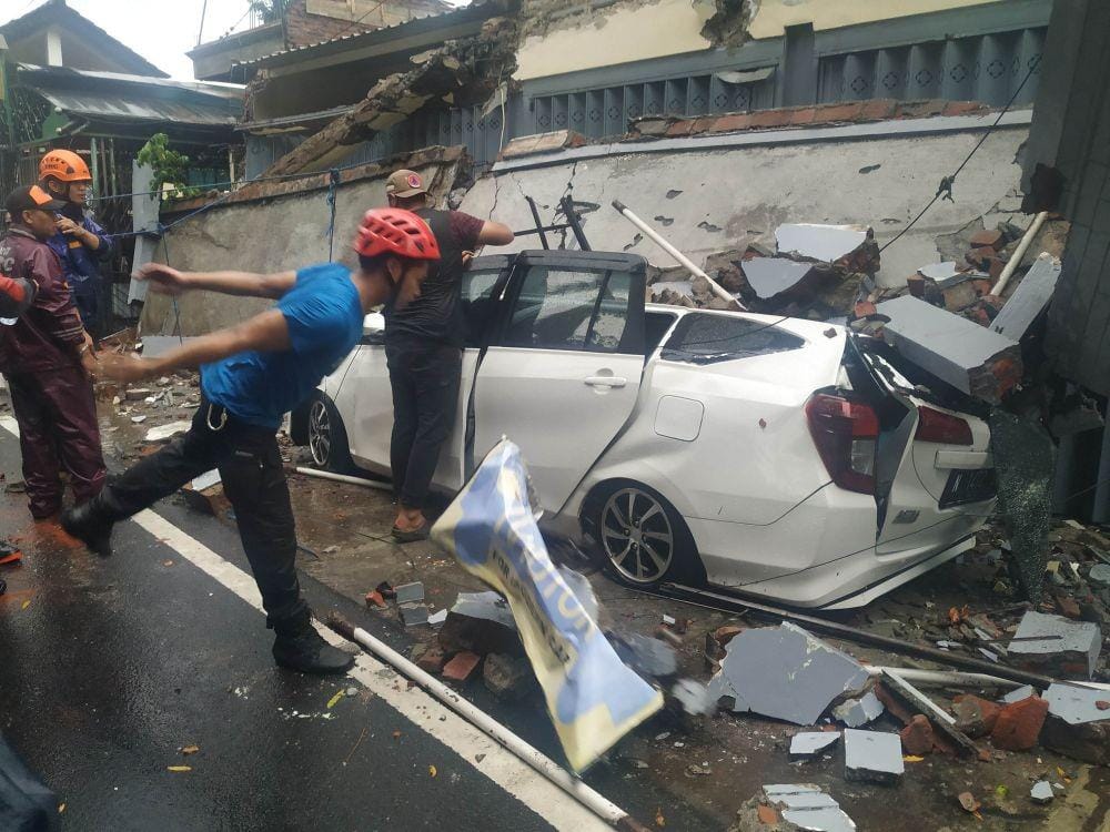 Kondisi mobil ringsek karena tertimpa reruntuhan atap teras cor tepat dibagian tengah. IDN Times/ Alfi Ramadana