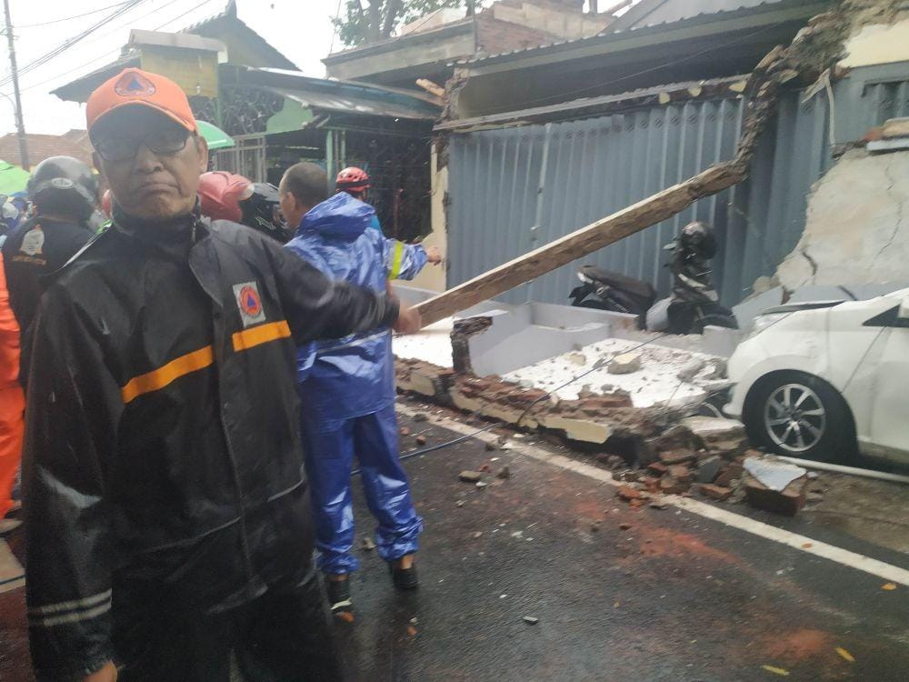 Petugas masih terus melakukan evakuasi mobil yang tertimpa atap cor di Sawojajar, Kamis (5/12/2019). IDN Times/ Alfi Ramadana