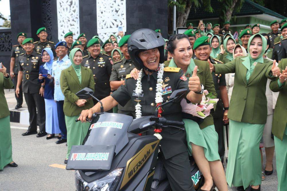 Mayjen TNI Richard Tampubolon dan istri meninggalkan tempat dengan sepeda motor (Dok.Pendam VI/Mulawarman)