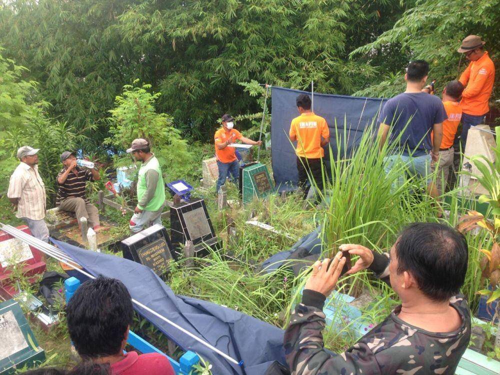 Jenazah Bripda Budhi diangkat dari makam untuk diautopsi (Do.IDN Times/Istimewa)