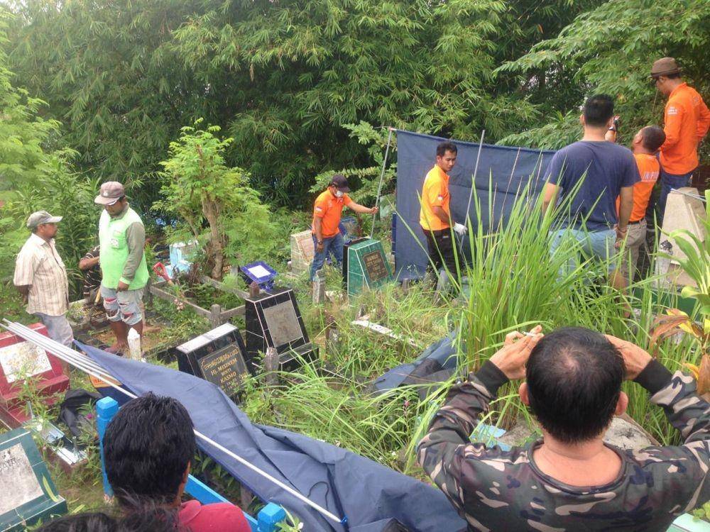 Makam Bripda Budhi Setiawan dibongkar untuk dilakukan autopsi (Dok.IDN Times/istimewa)
