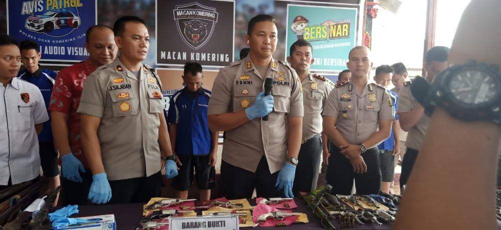 Kapolres OKI, AKBP Donni Eka Saputra merilis tersangka pembuat dan pemilik senpira (IDN Times/Istimewa Polres OKI)