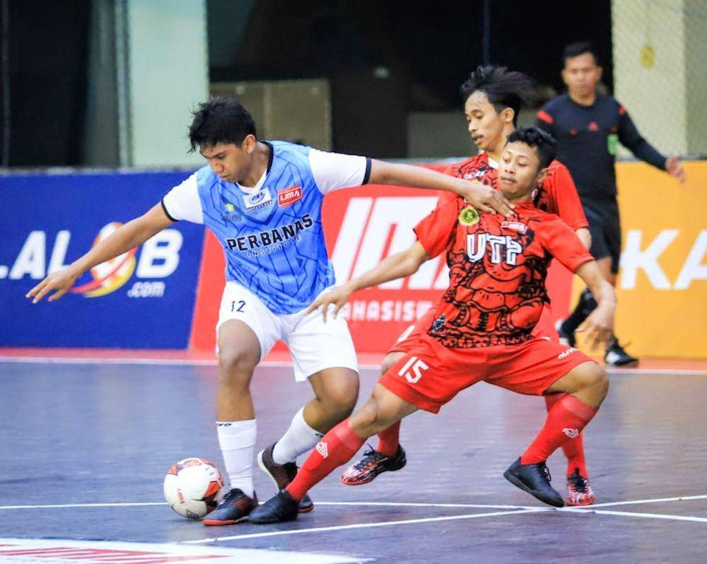 Pemain Perbanas saat menghadapi UTP di Sport Center UIN Malang. Dok LIMA Futsal