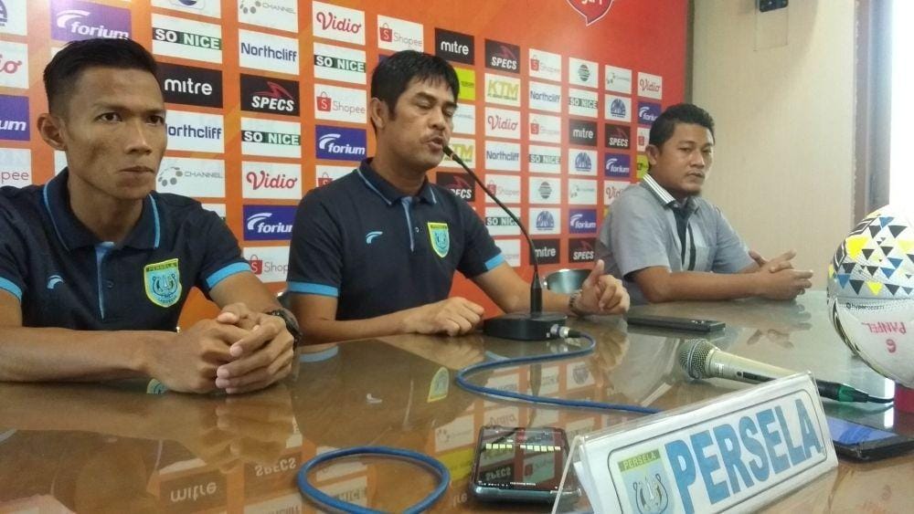 Pelatih Persela Lamongan Nil Maizar saat memberikan keterangan kepada wartawan. IDN Times/Imron