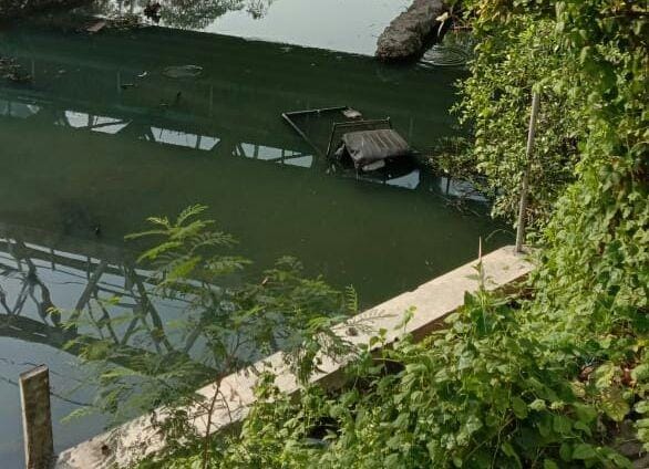 Mobil pickup yang terjun ke Sungai Gajahwong. Dok. Polsek Umbulharjo