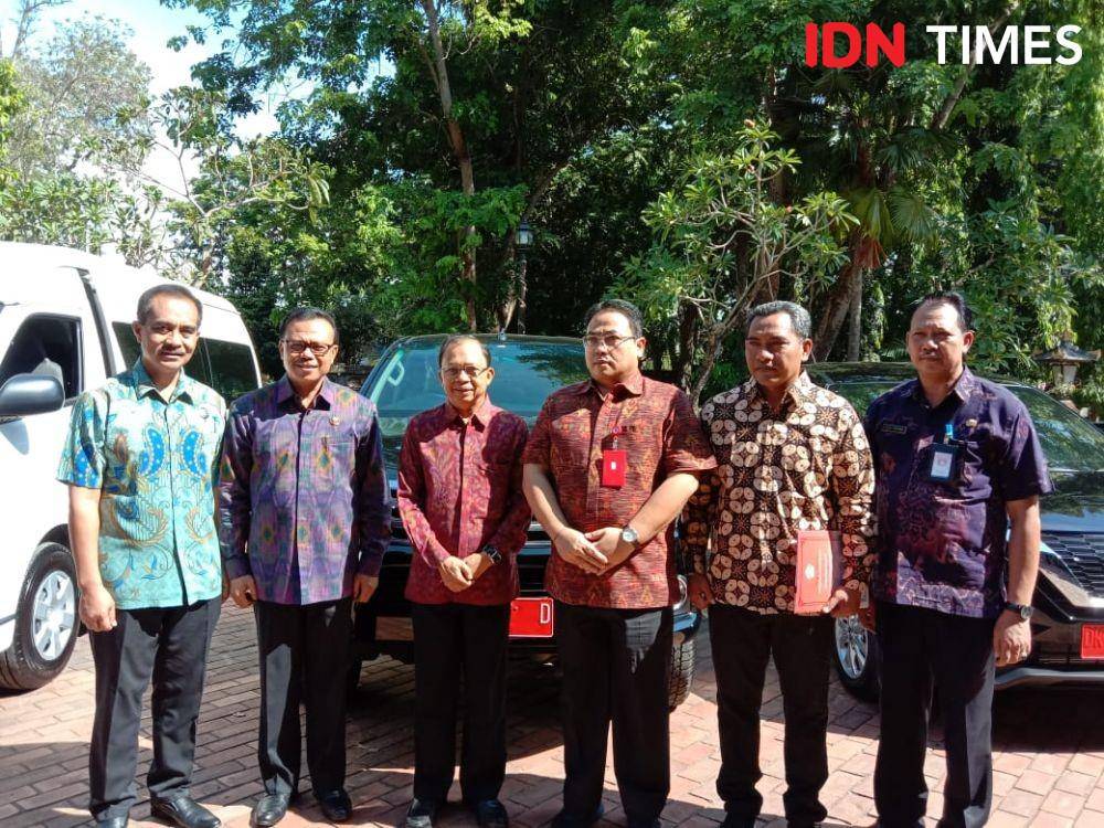 Nomor tiga dari kiri foto: Gubernur Bali, I Wayan Koster. (IDN Times/Ayu Afria)