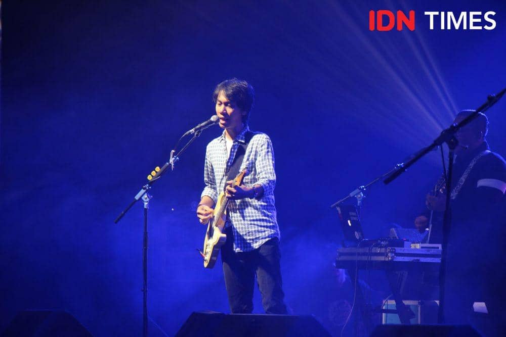 Penampilan Erros saat Konser A Night With Sheila on 7, di Gandaria City Hall, Jakarta, pada 5 Desember 2019. IDN Times/Nadia Umara